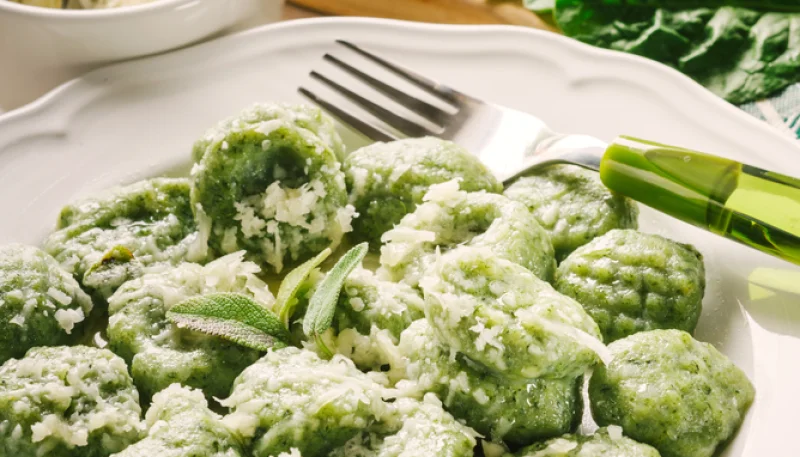 Ñoquis de espinaca y salsa de puerros