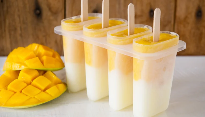 Paletas de mango y coco