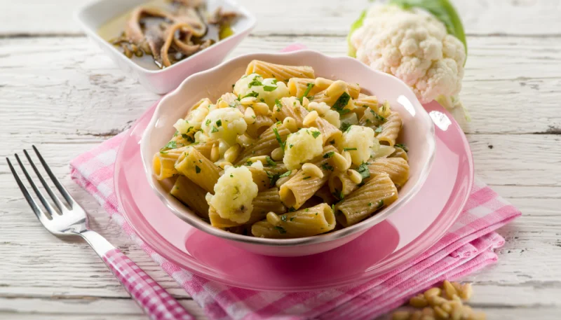 Pasta con coliflor y anchoas