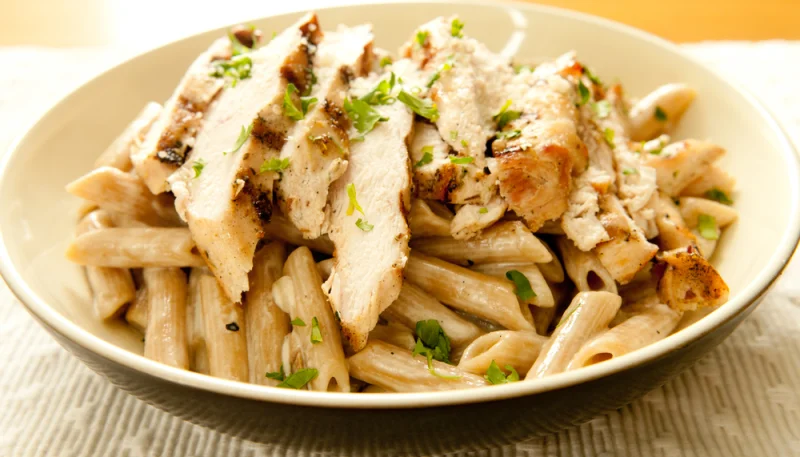 Pasta con salsa de queso y pollo asado