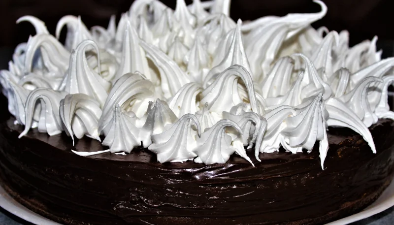 Pastel de chocolate y merengue italiano
