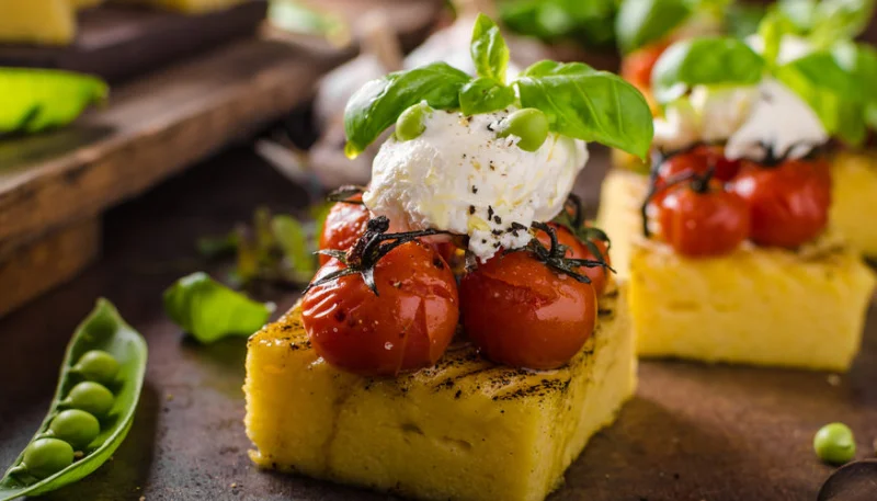 Polenta con tomates y mozzarella