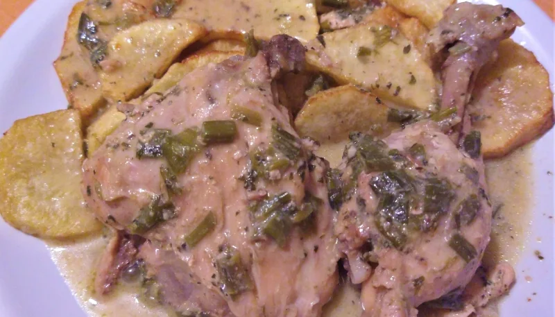 Pollo a la crema de cebolleta con patatas