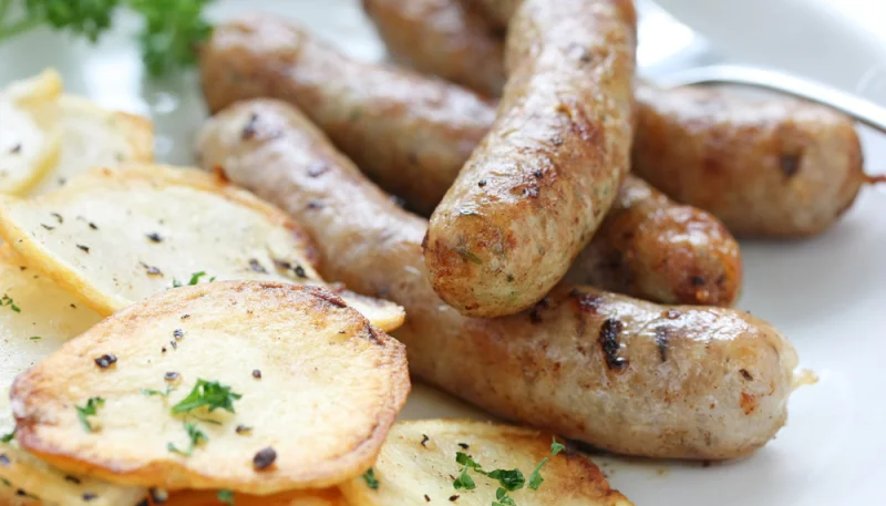 Salchichas al horno con patatas