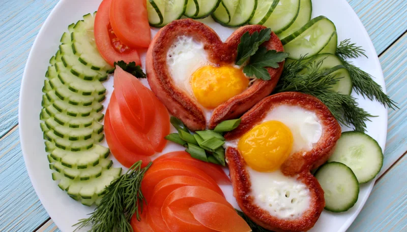 Salchichas con huevo en forma de corazón