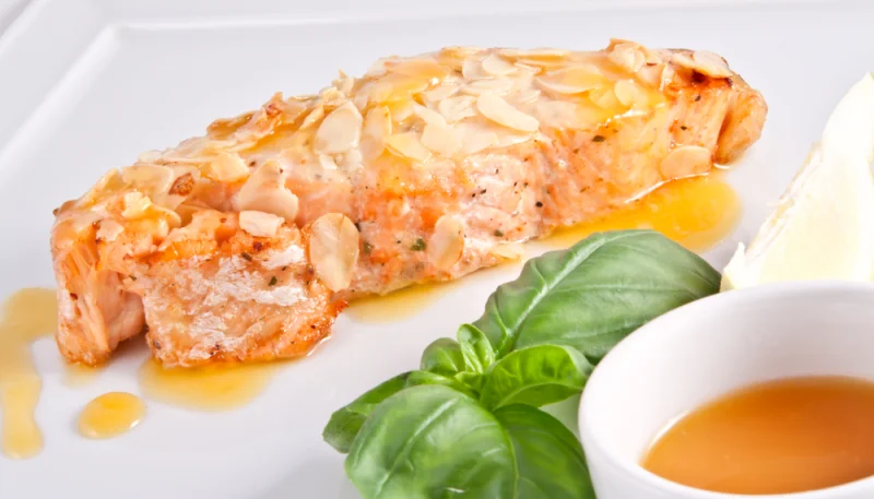 Salmón al horno con frutos secos