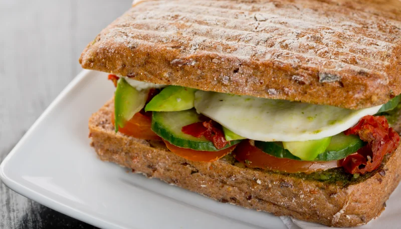Bocadillo de aguacate, mozzarella y tomate