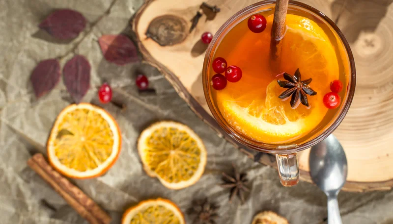 Sidra caliente con un toque de naranja