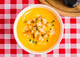 Sopa de lentejas y queso crema