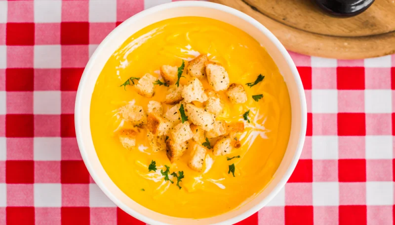 Sopa de lentejas y queso crema