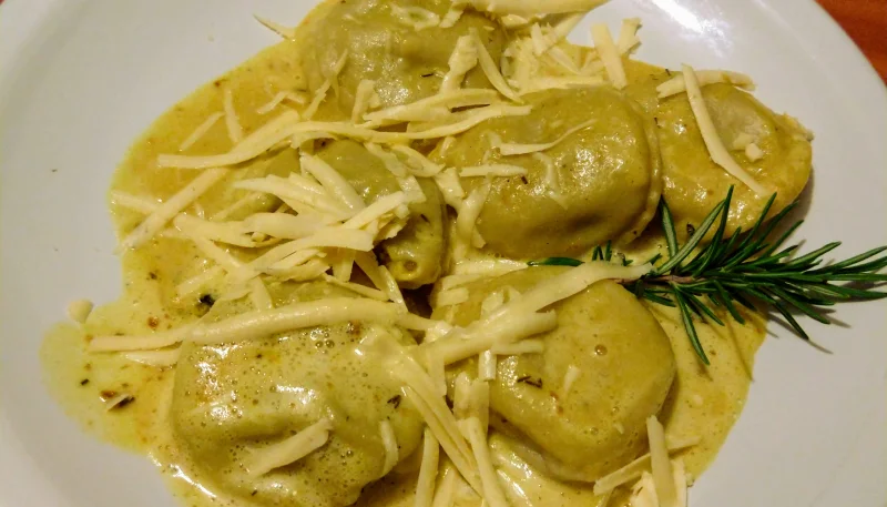 Sorrentinos de calabaza y hongos con crema de curry