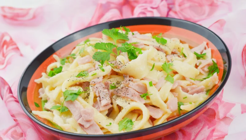 Spätzle con bacon y champiñones