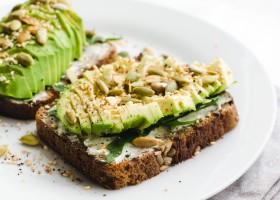 Tostada integral con aguacate