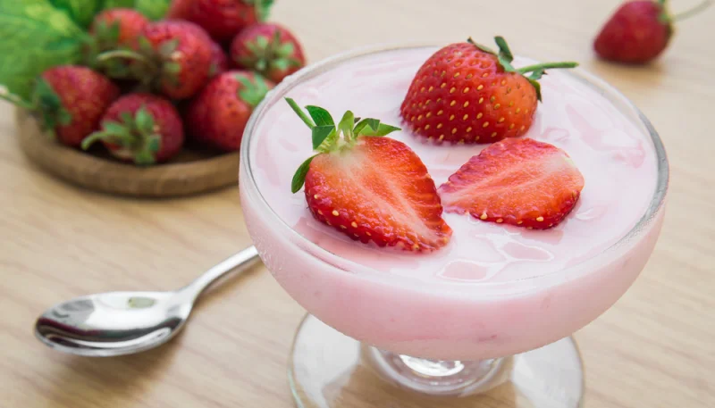 Yogur con fresas a la pimienta