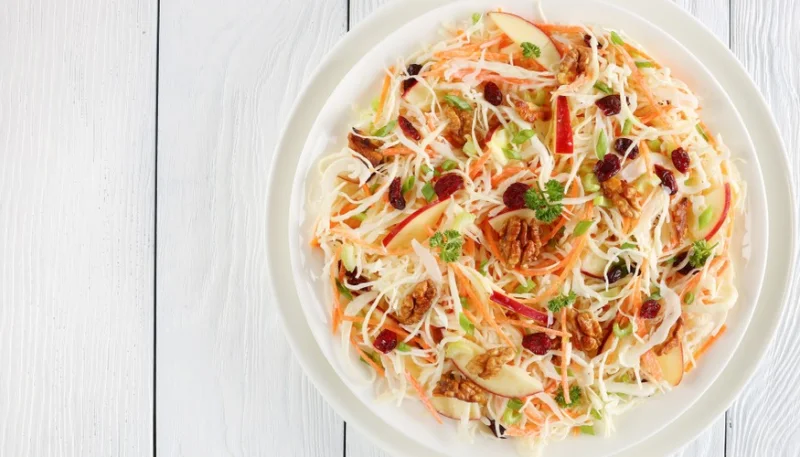 Ensalada de col con manzanas, arándanos y nueces