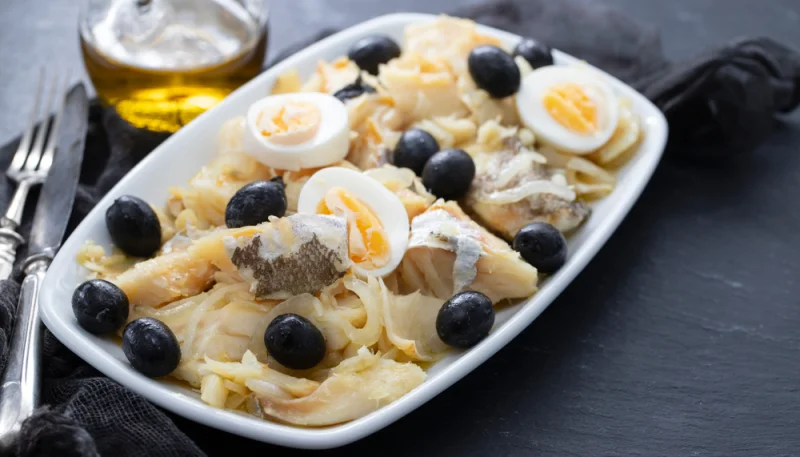 Bacalao con patatas y aceitunas