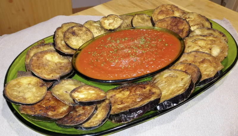 Berenjenas fritas con salsa de tomates