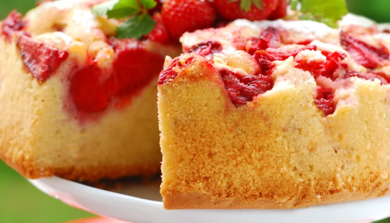 Bizcocho de fresas, almendras y miel