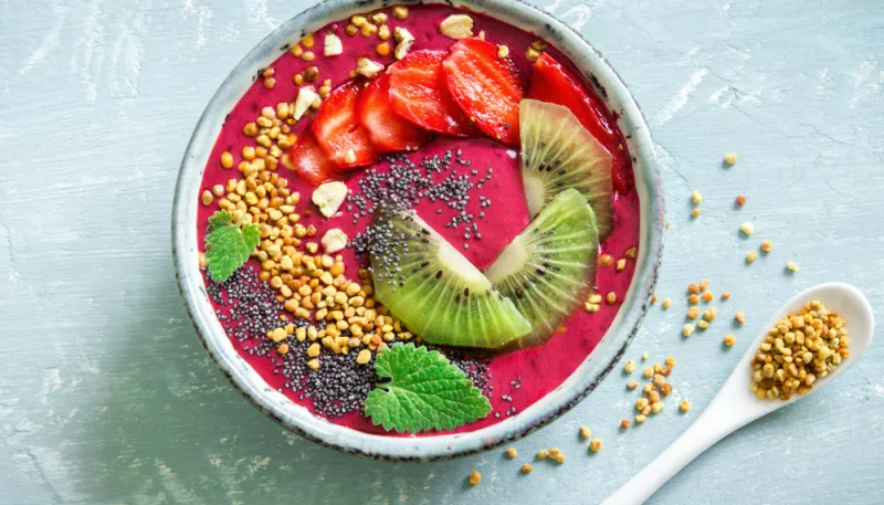 Bol con frambuesas y kiwi