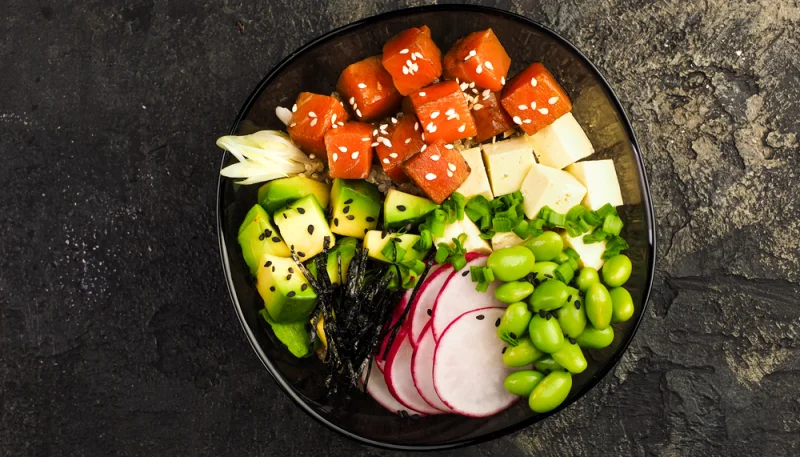 Bol con salmón (Poké bowl)