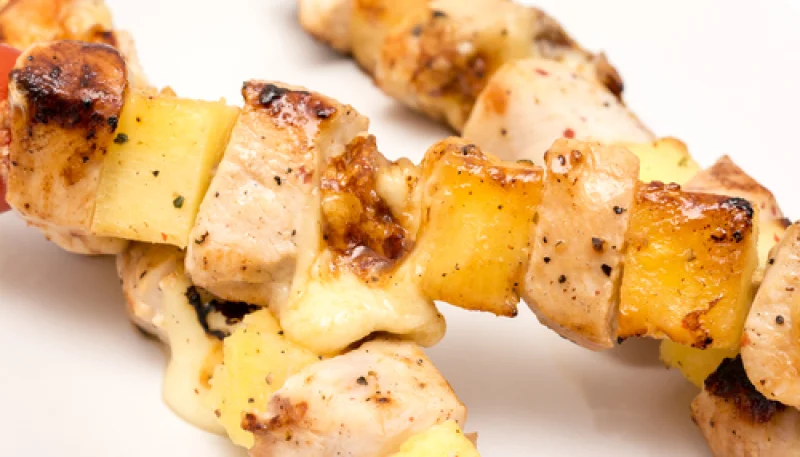 Brochetas de pollo con piña