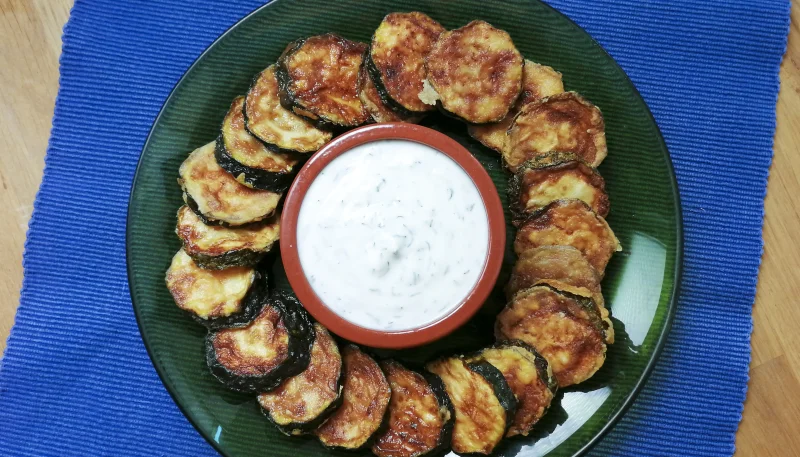 Calabacines fritos con salsa de yogur