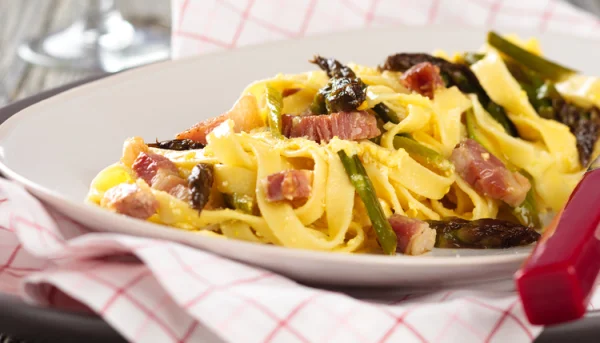 Carbonara con espárragos