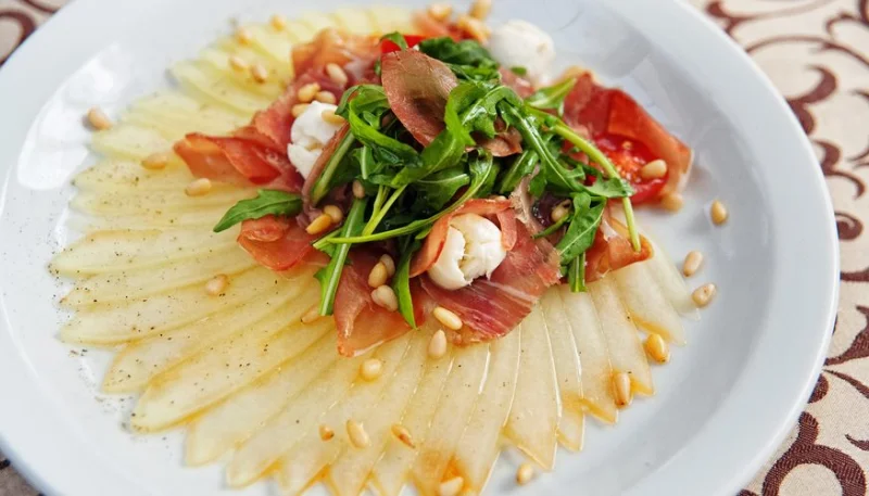 Carpaccio de melón, jamón y mozzarella