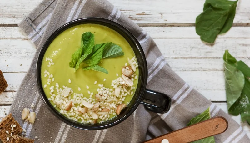 Crema fría de espinacas y aguacate