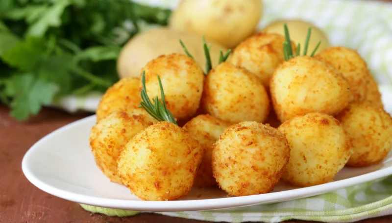 Croquetas de patatas y queso azul
