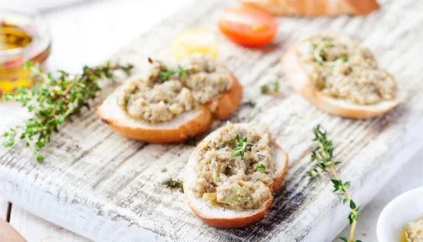 Crostini con tartar de verduras