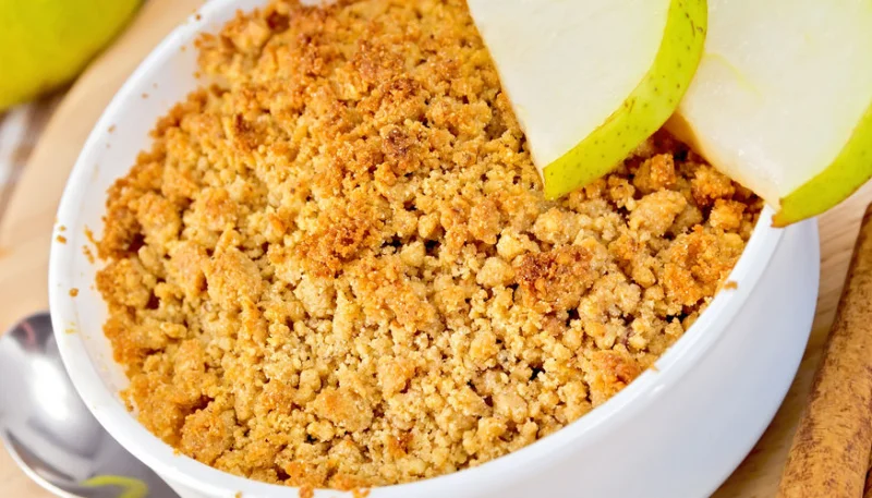 Crumble de pera, manzana y canela