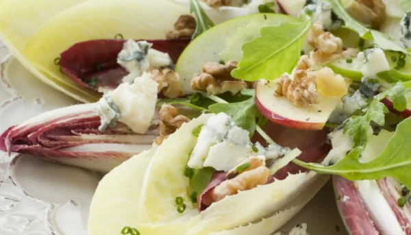 Endivias con queso azul y nueces
