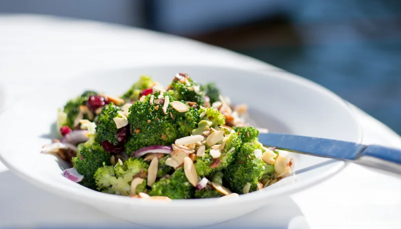 Ensalada de brócoli con manzana