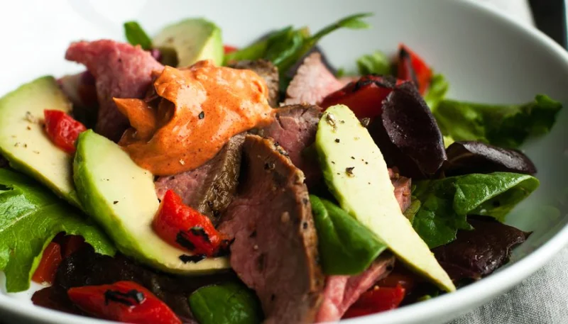 Ensalada de carne y aguacate