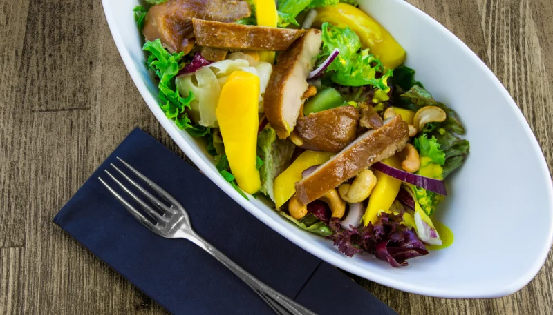 Ensalada de pollo y mango