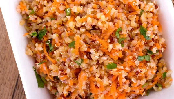 Ensalada de quinoa y zanahoria rallada