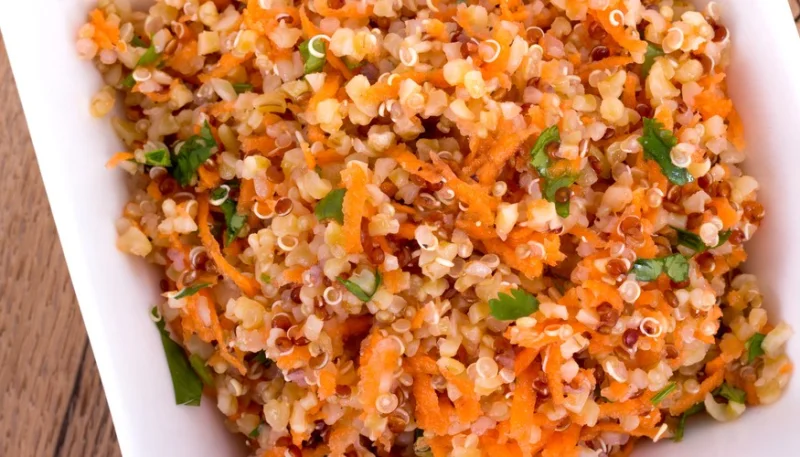 Ensalada de quinoa y zanahoria rallada