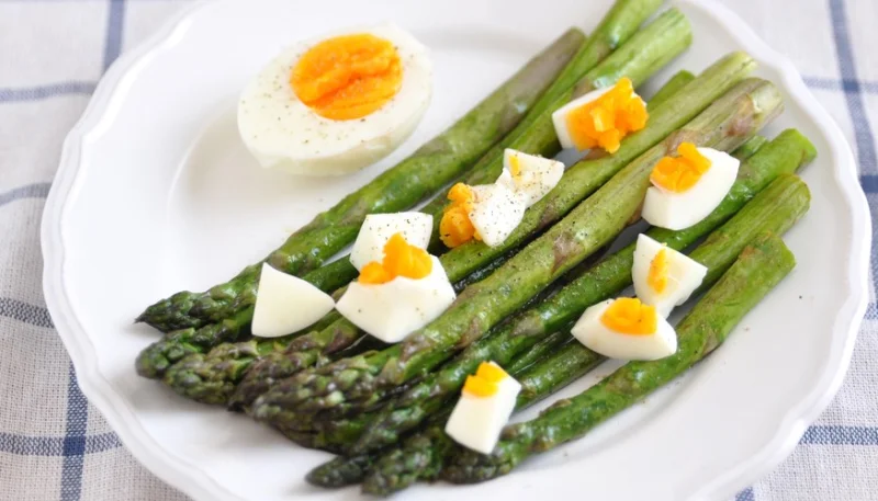 Espárragos con huevos
