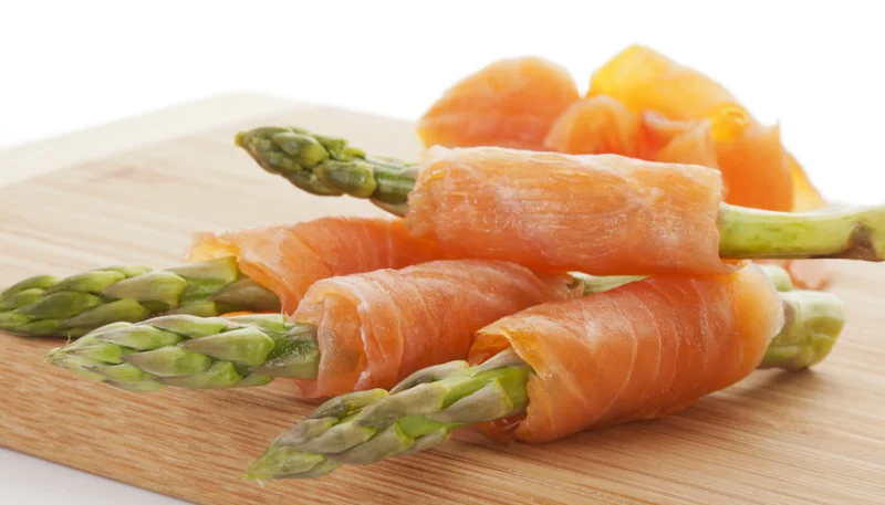Espárragos envueltos en salmón ahumado