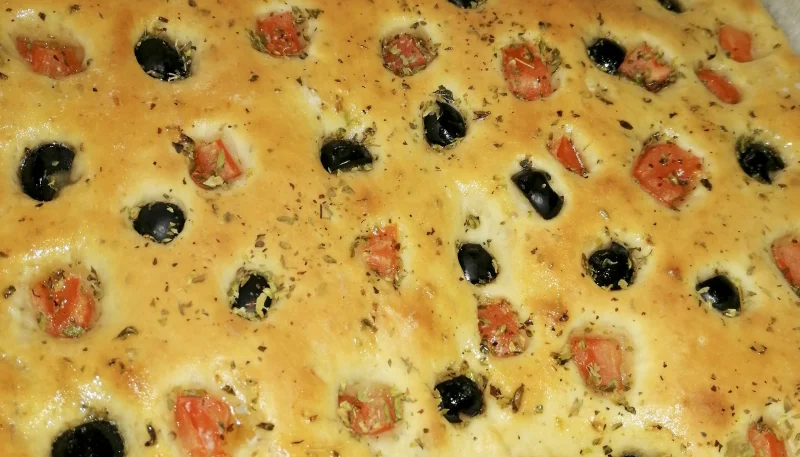 Focaccia con aceitunas y tomates