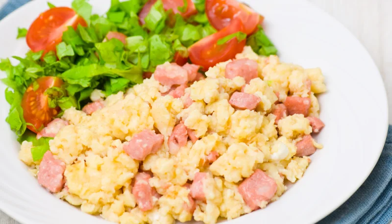 Huevos con salchichas