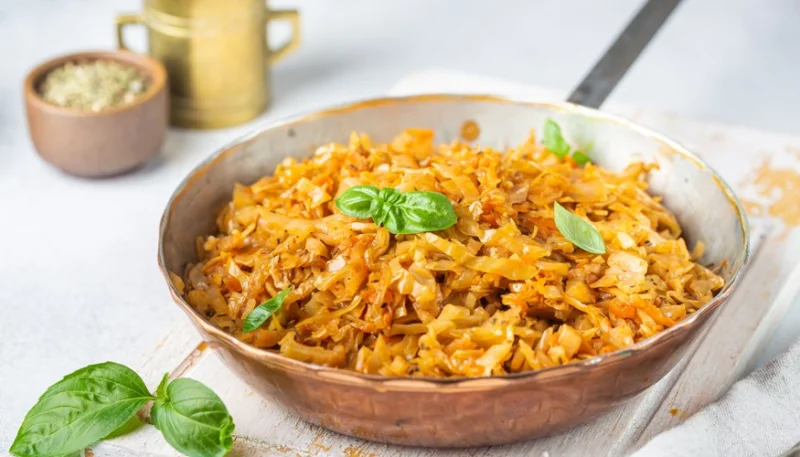 Ensalada de chucrut con pescado ahumado y frutas agrias