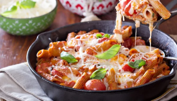 Macarrones gratinados con verduras y queso Emmental