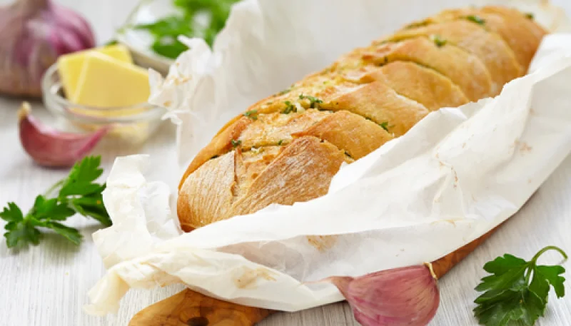 Pan con mantequilla y hierbas