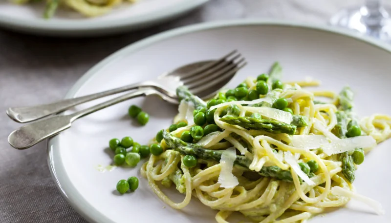 Pasta con espárragos y guisantes