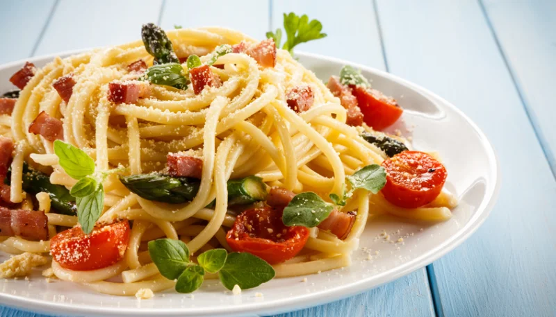 Pasta con espárragos, tomates cherry y bacon