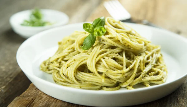 Pasta con pesto de aguacate