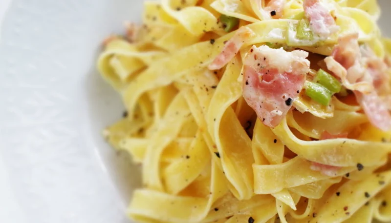 Pasta con puerros a la carbonara