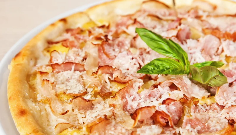 Pizza sin gluten con jamón y patatas